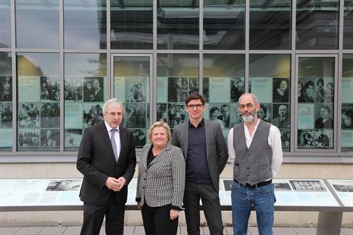 Staatssekretär Klaus Kaiser (li.) und HSD-Präsidentin Prof. Dr. Brigitte Grass wurden von Dr. Joachim Schröder (2. v. re.) und Prof. Dr. Fabian Virchow durch den Erinnerungsort Alter Schlachthof geführt. Foto: Otto Schumacher